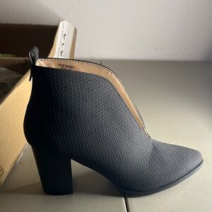 Journee Collection Bellamy Bootie (Black) Women's Shoes SZ 5.5 M